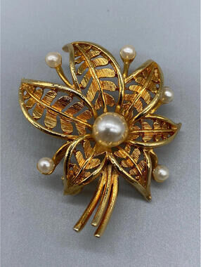 Signed Lisner Vintage 1960s Gold Tone Pearl Flower Adorable Brooch